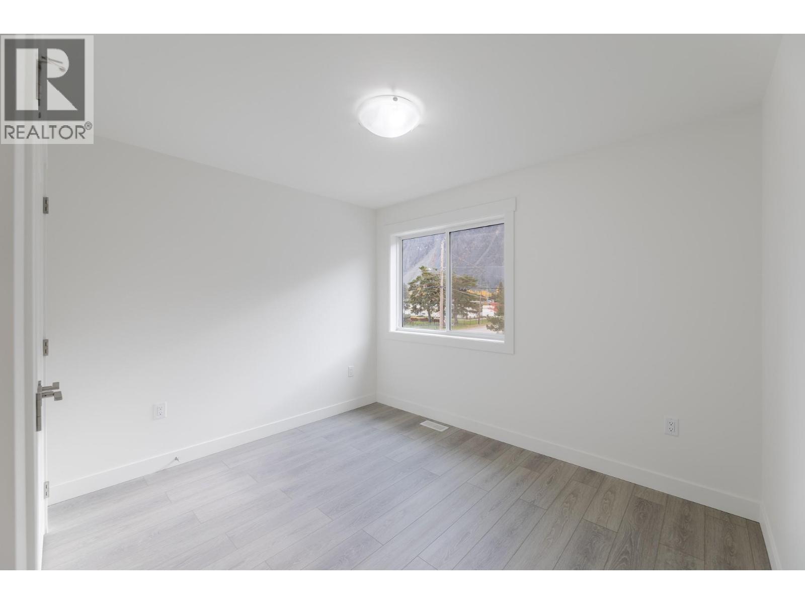 396 11th Avenue, Keremeos