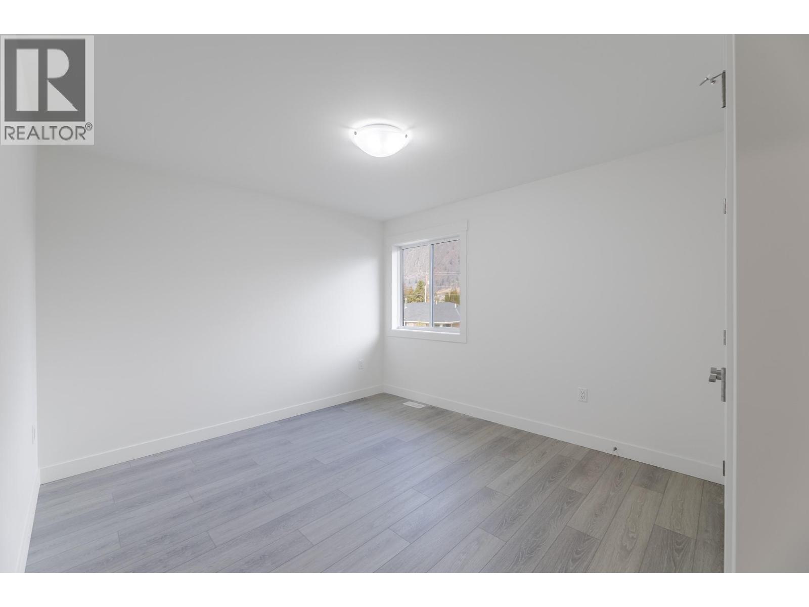 396 11th Avenue, Keremeos