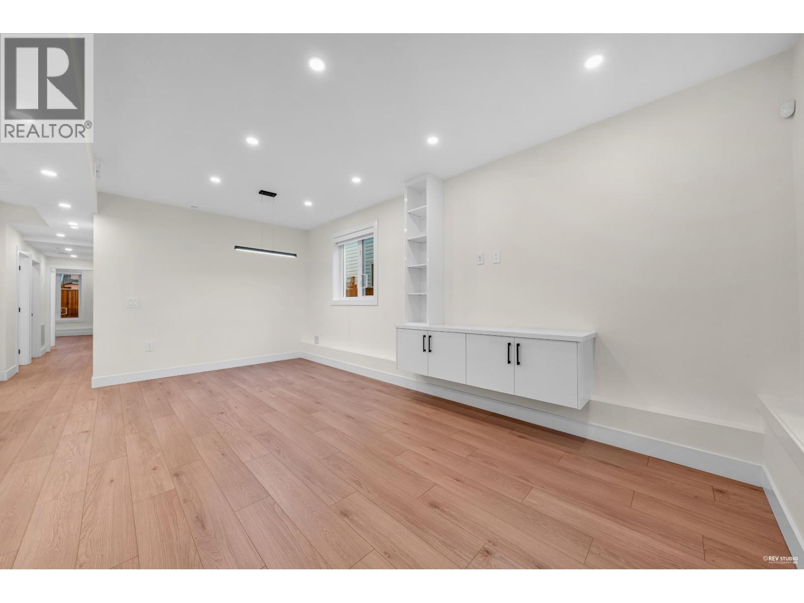 2 3090 VANNESS AVENUE, Vancouver