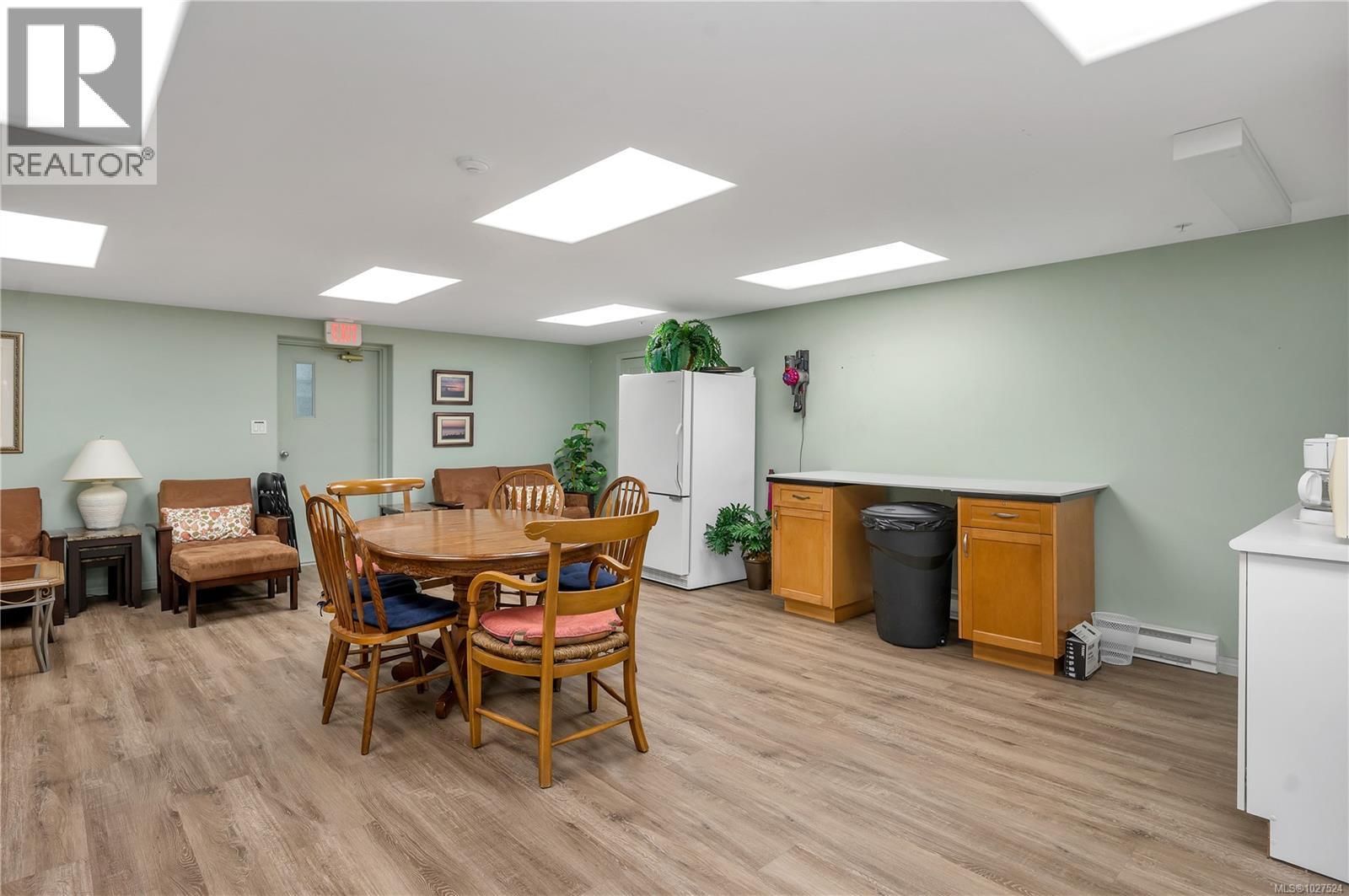 #105 350 ISLAND HWY S - 35