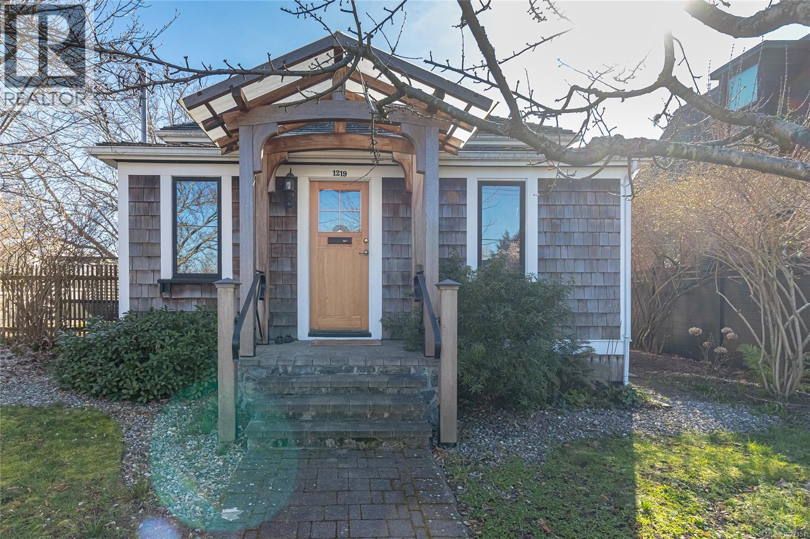  1219 Pembroke Street North, Victoria