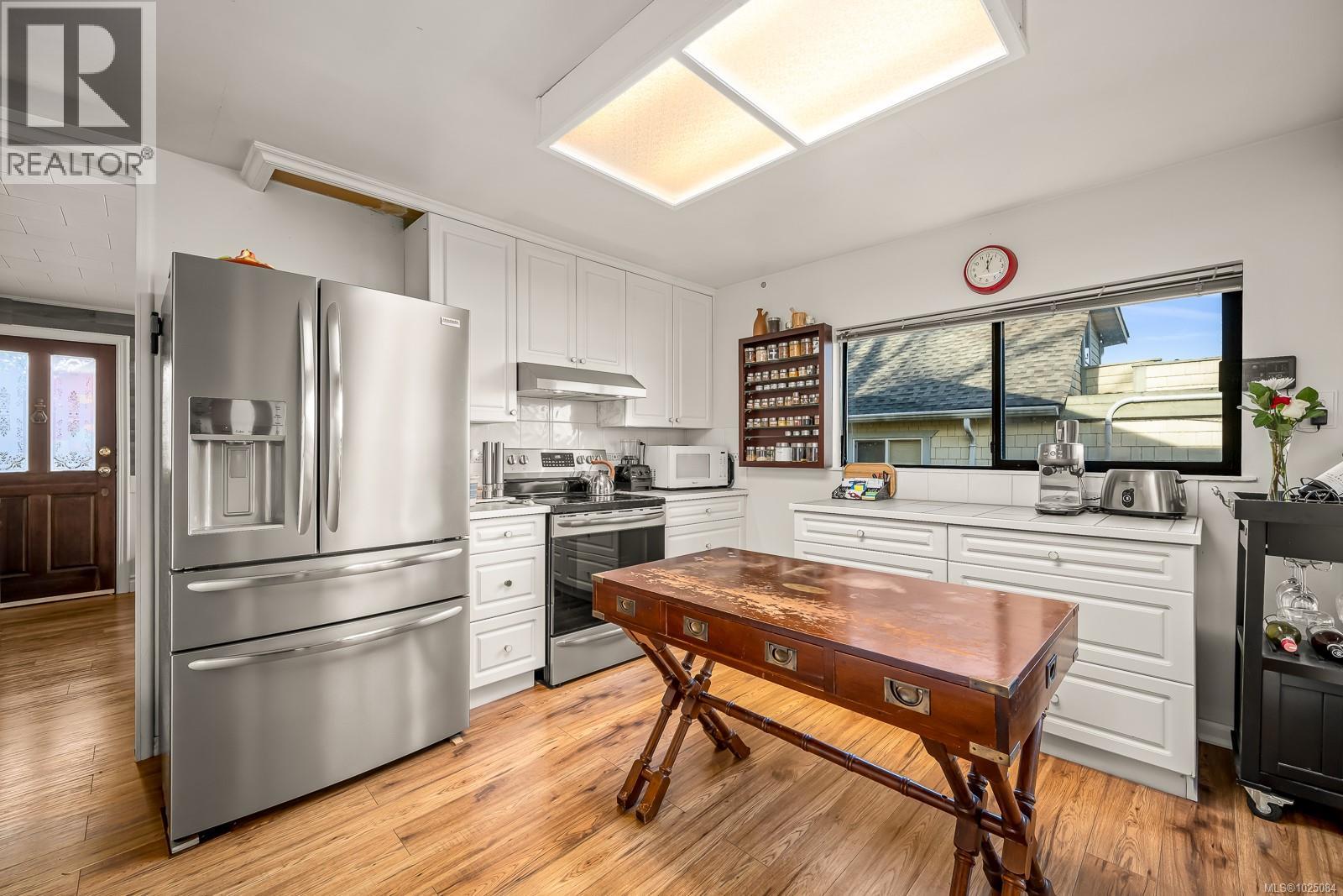 951 Dogwood St - 9