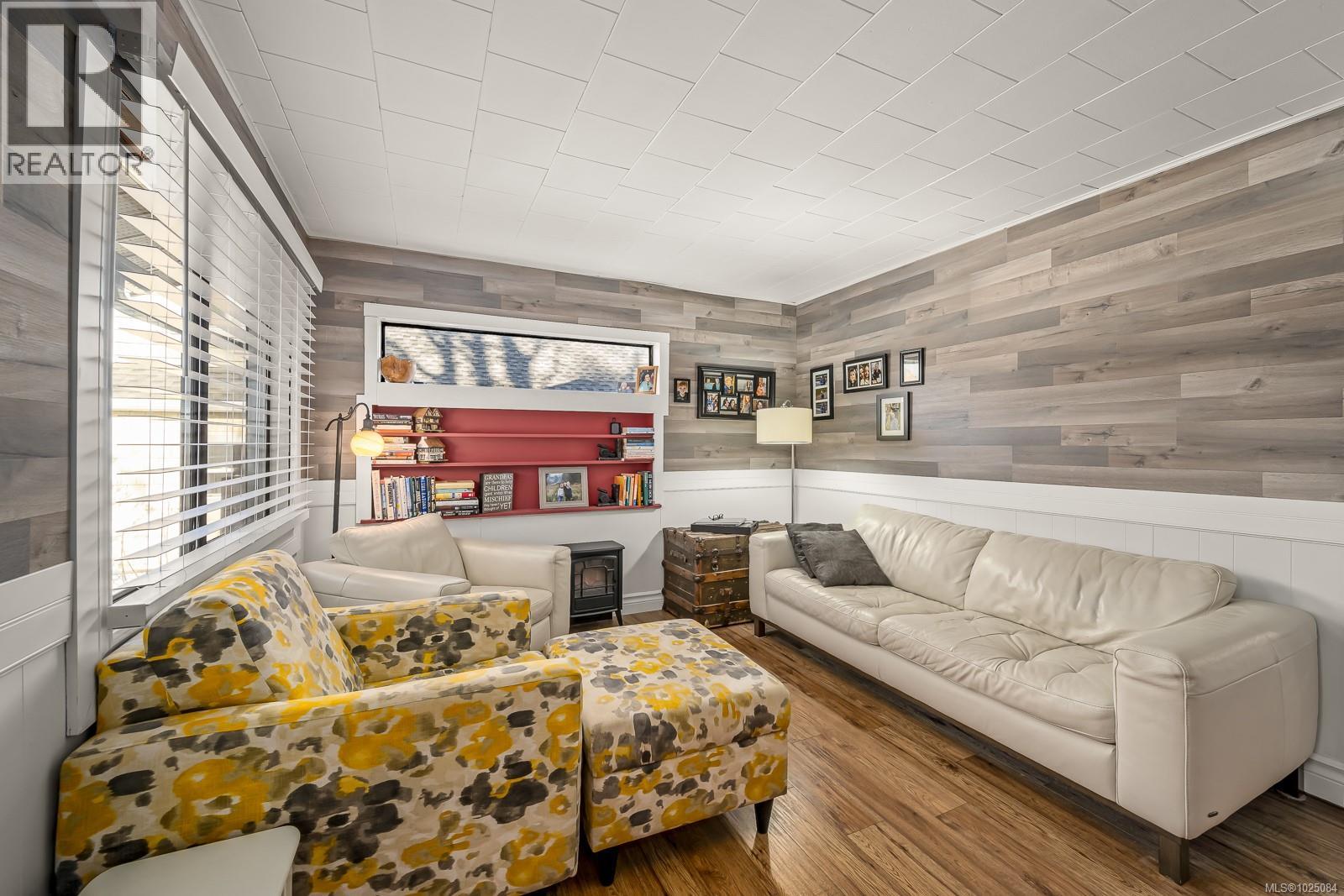 951 Dogwood St - 35