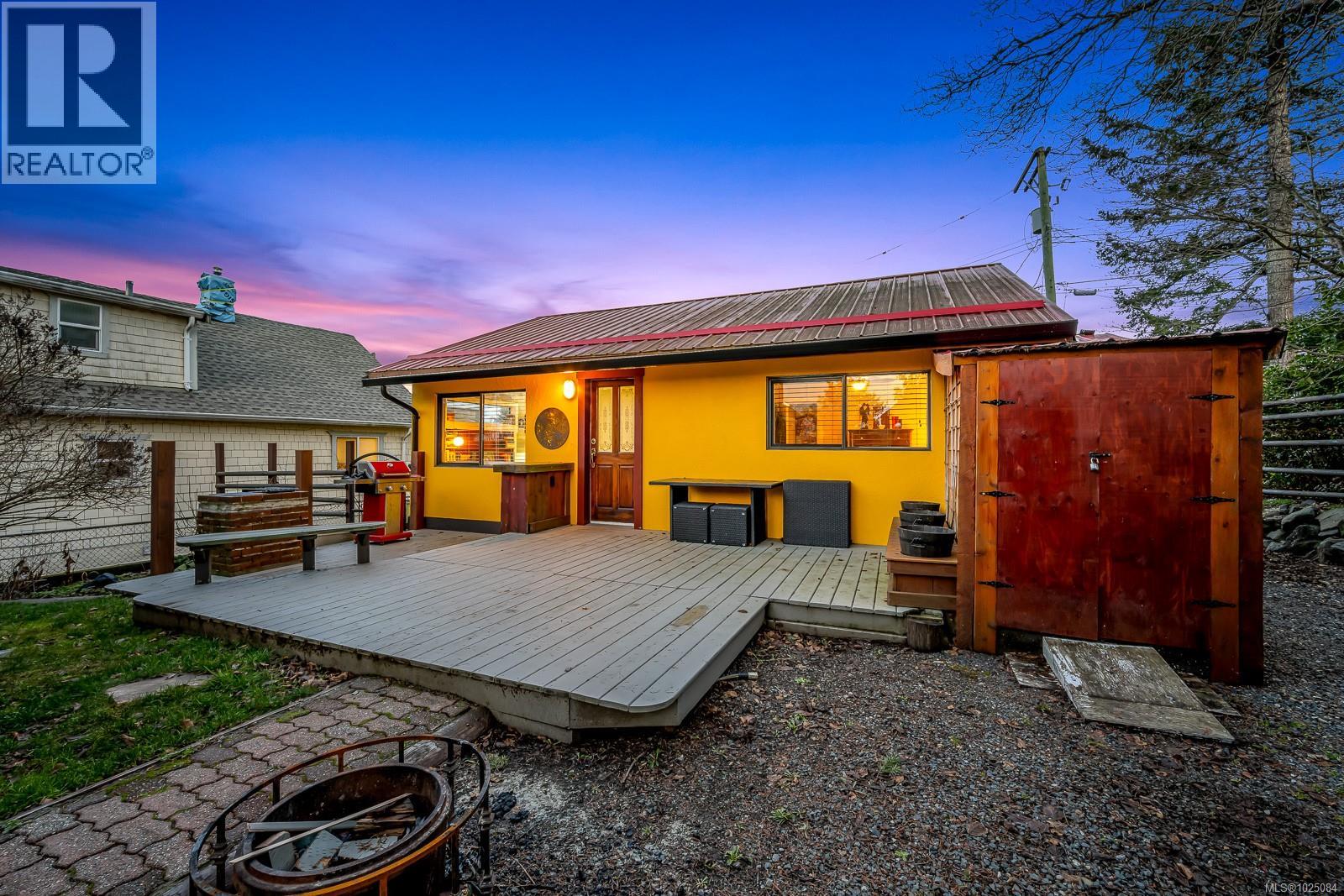951 Dogwood St - 11