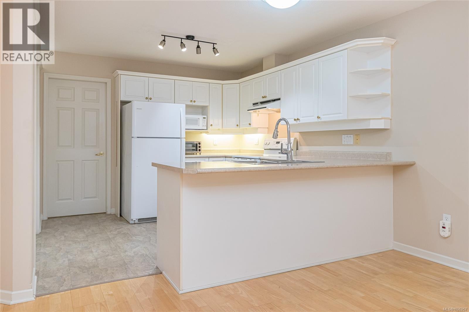 #9 850 ARBUTUS ST - 18