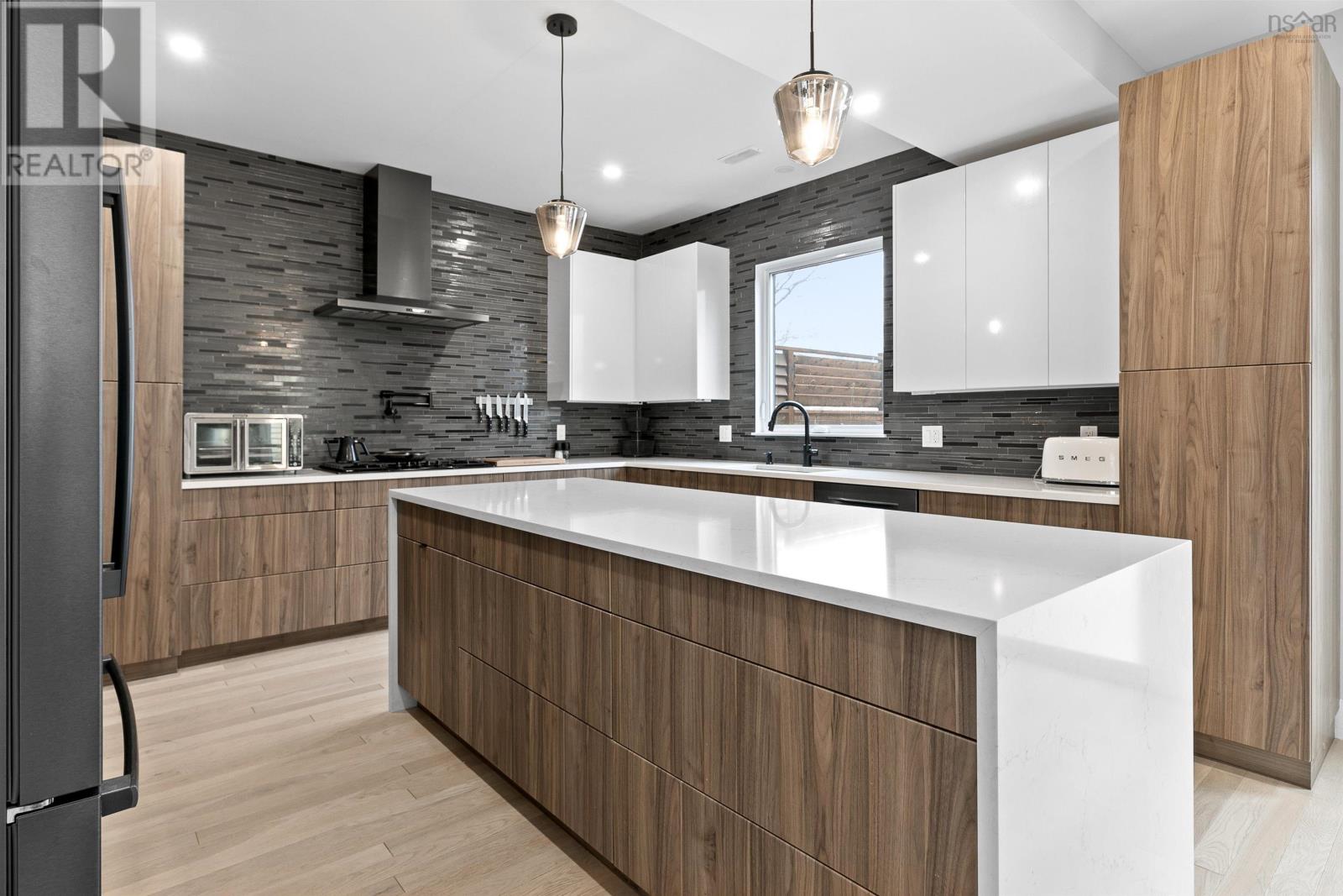 Property 12 of 48 of 1629 Vernon Street