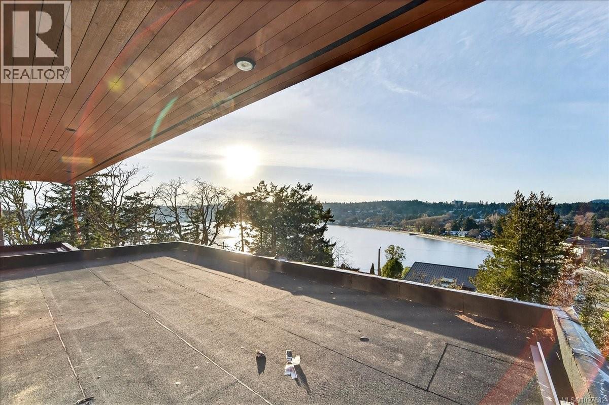 2 2737 Tudor Avenue, Saanich