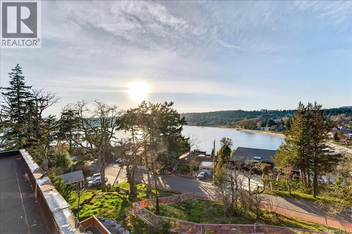 2 2737 Tudor Avenue, Saanich