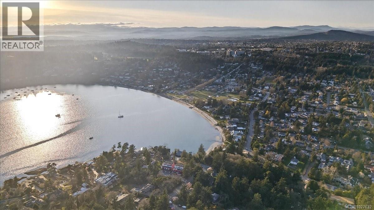 2 2737 Tudor Avenue, Saanich