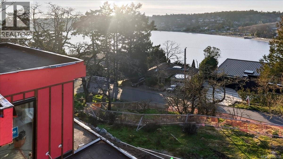 2 2737 Tudor Avenue, Saanich