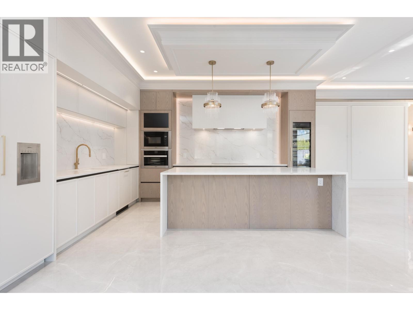 9640 PINEWELL Crescent, Richmond