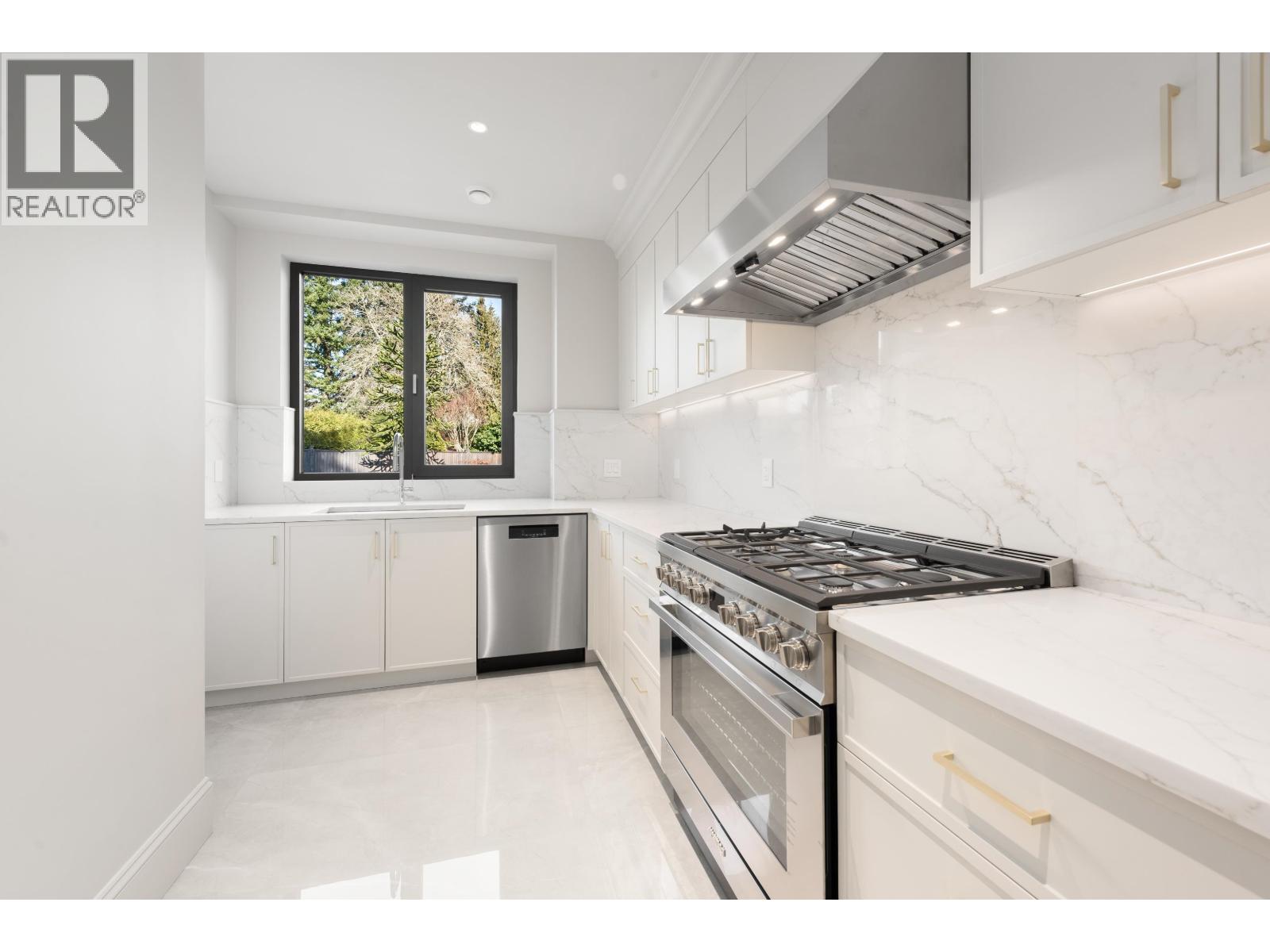 9640 PINEWELL Crescent, Richmond