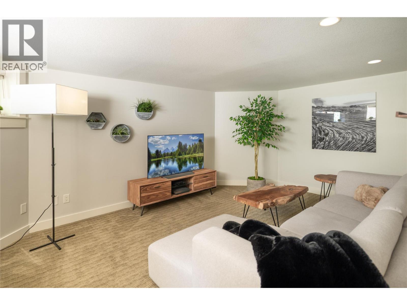  529 KNOWLES Road, Kelowna