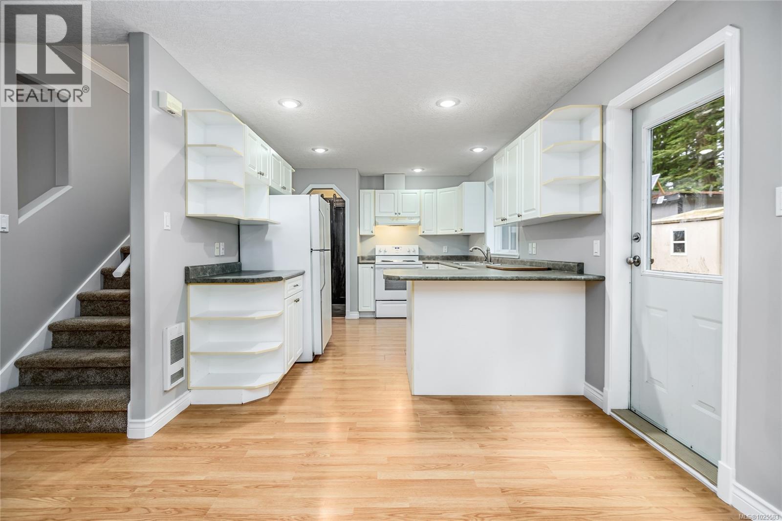 2260 TAMARACK DR - 11