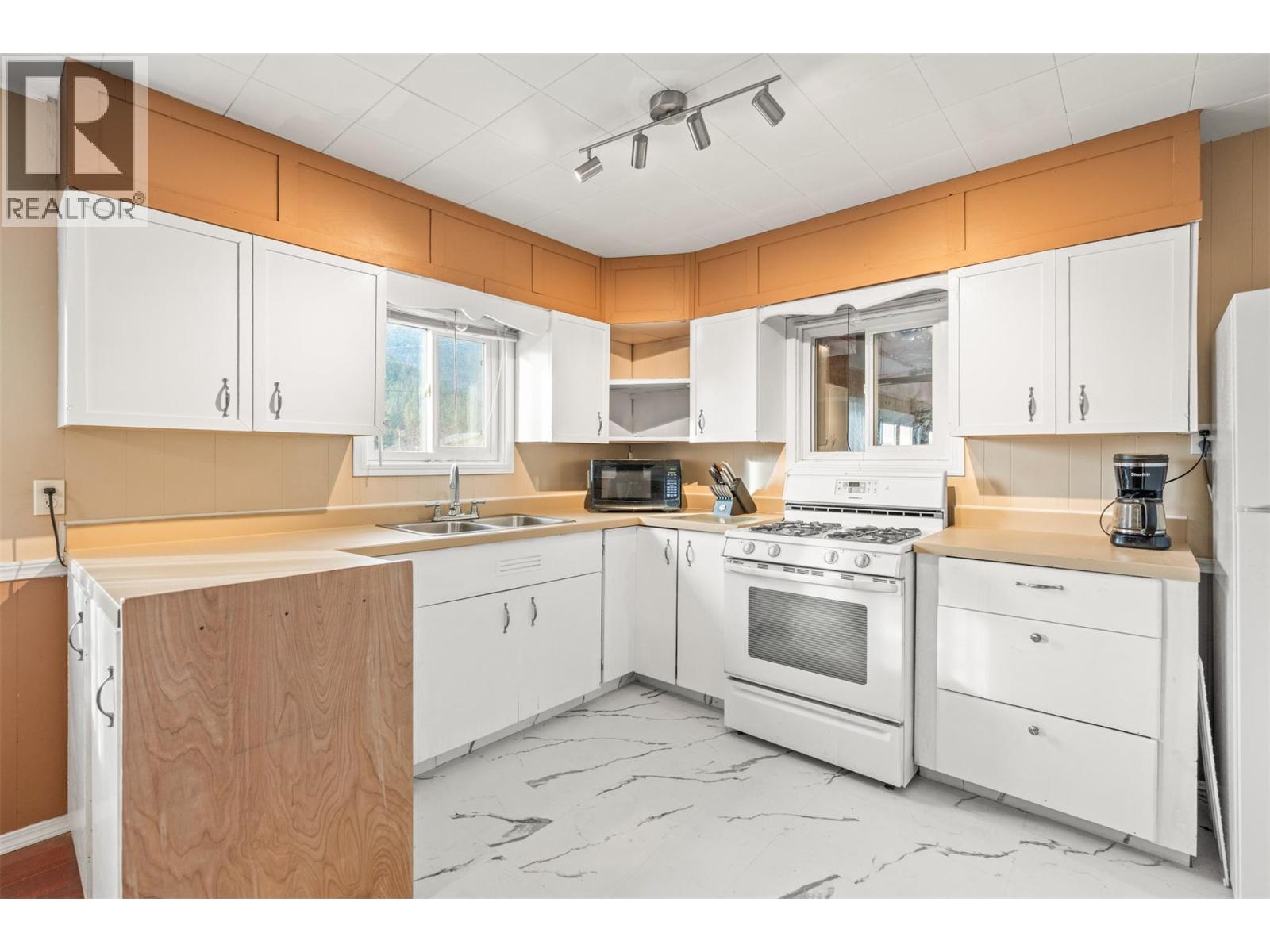 5714 Ponderosa Road, Falkland