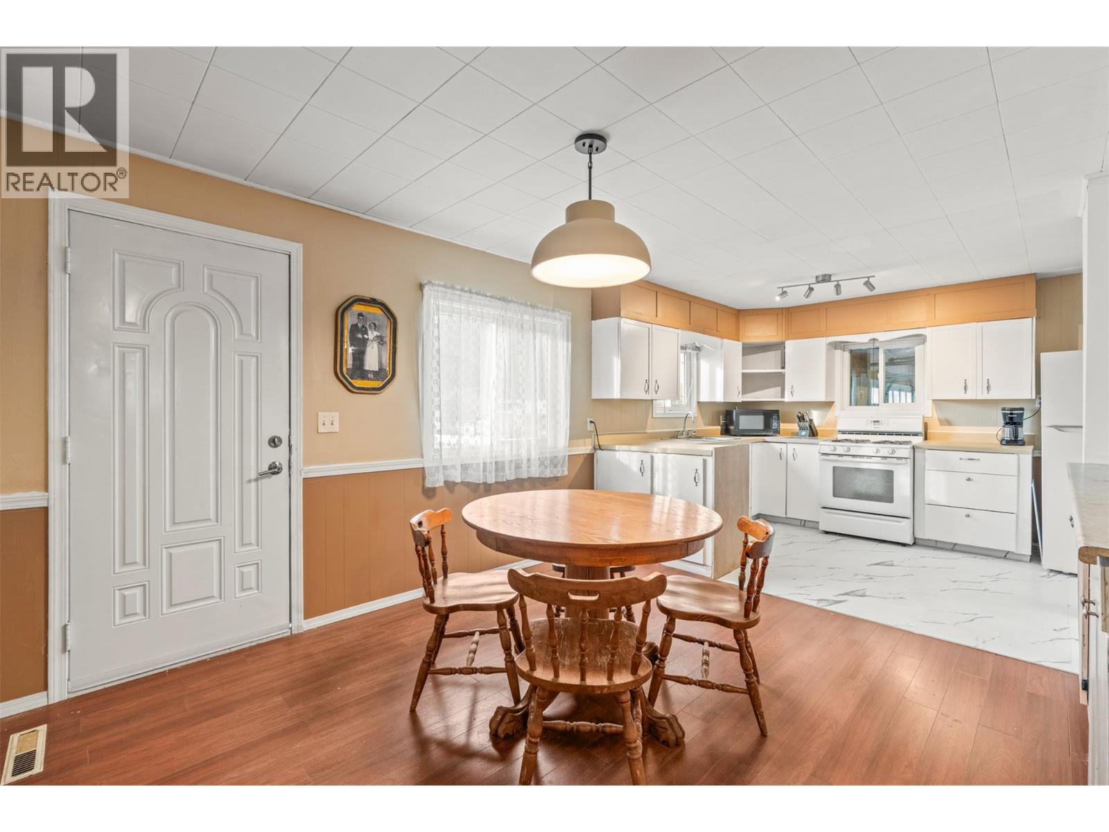 5714 Ponderosa Road, Falkland