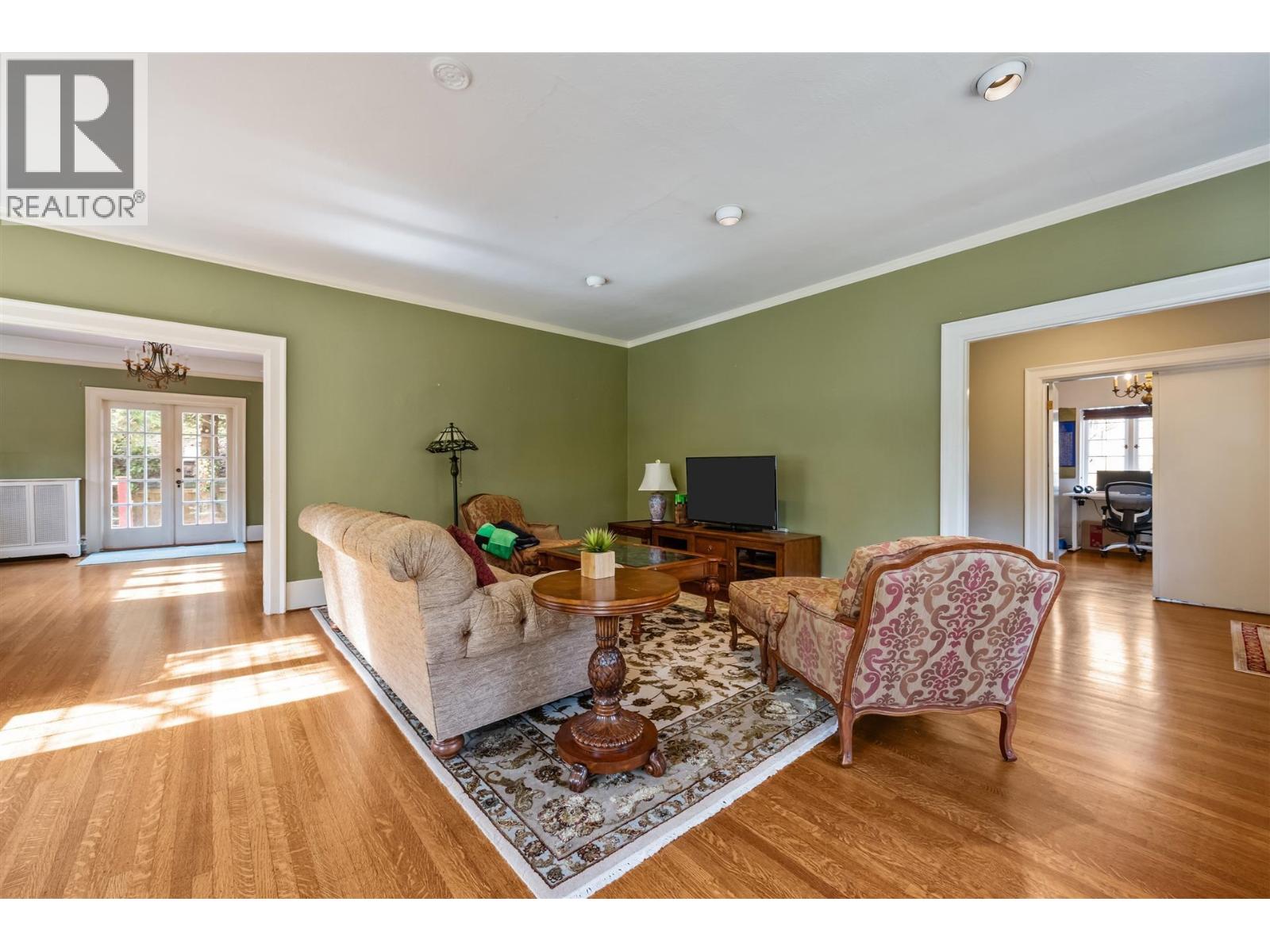 3737 PINE Crescent - photo 2