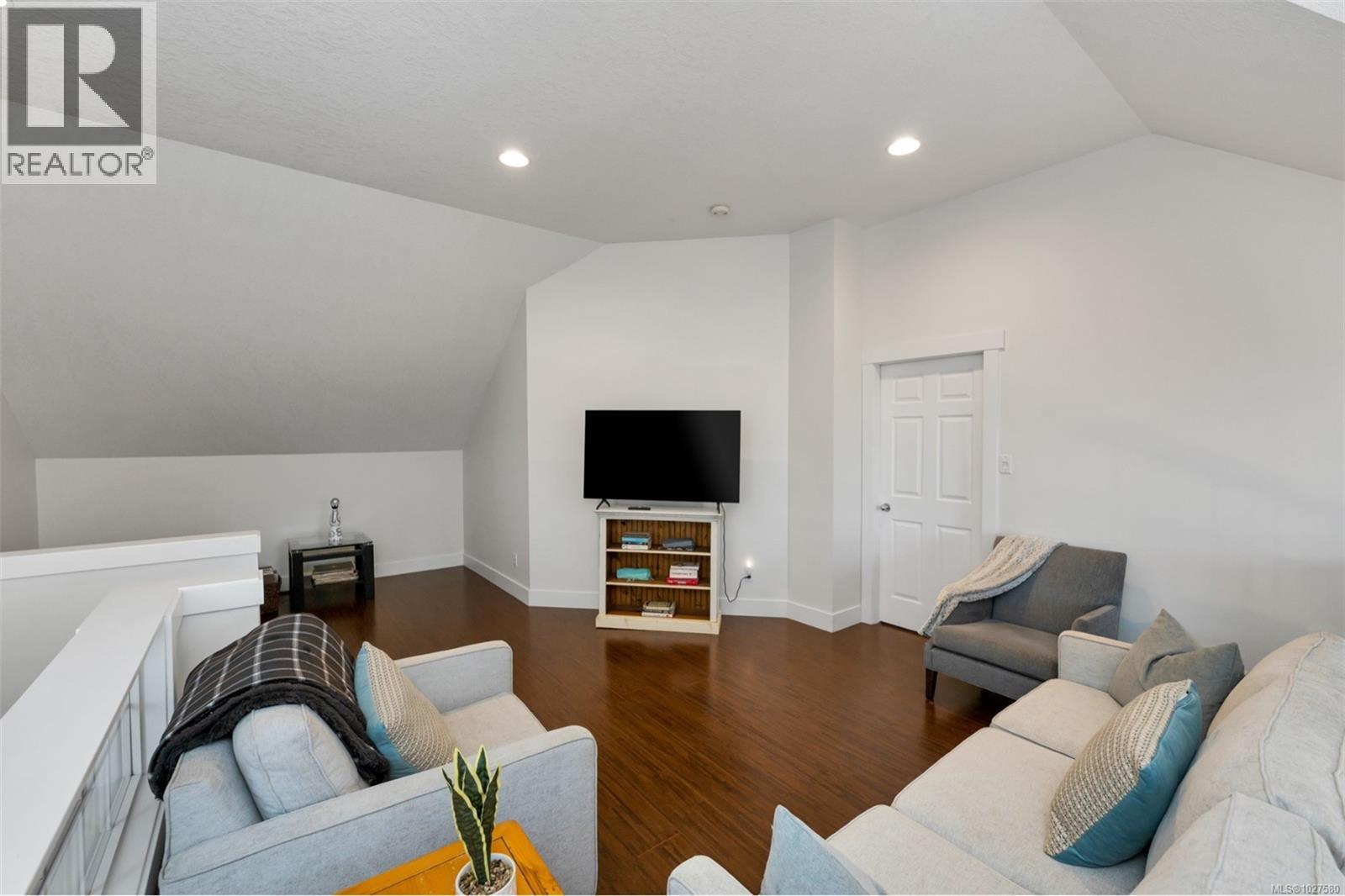 6054 Chippewa Rd, Duncan