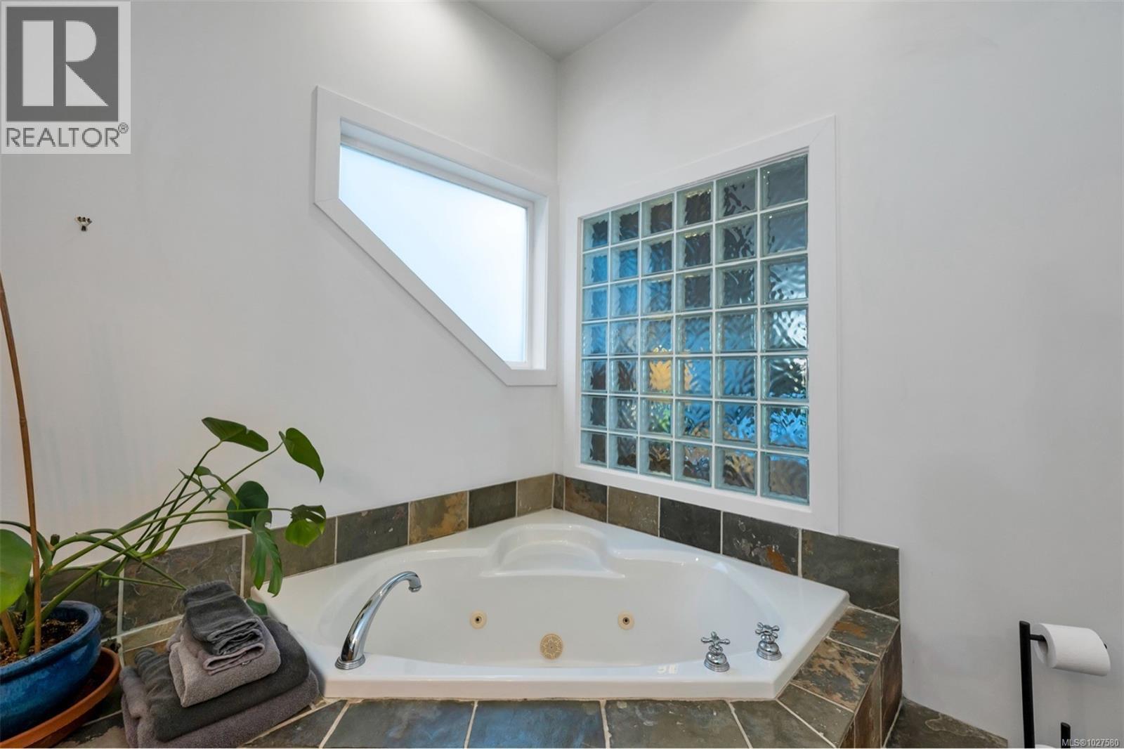 6054 Chippewa Rd, Duncan