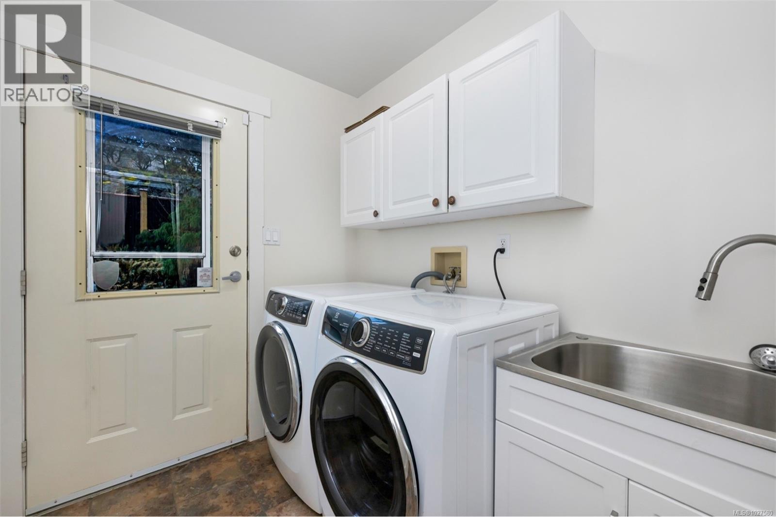 6054 Chippewa Rd, Duncan