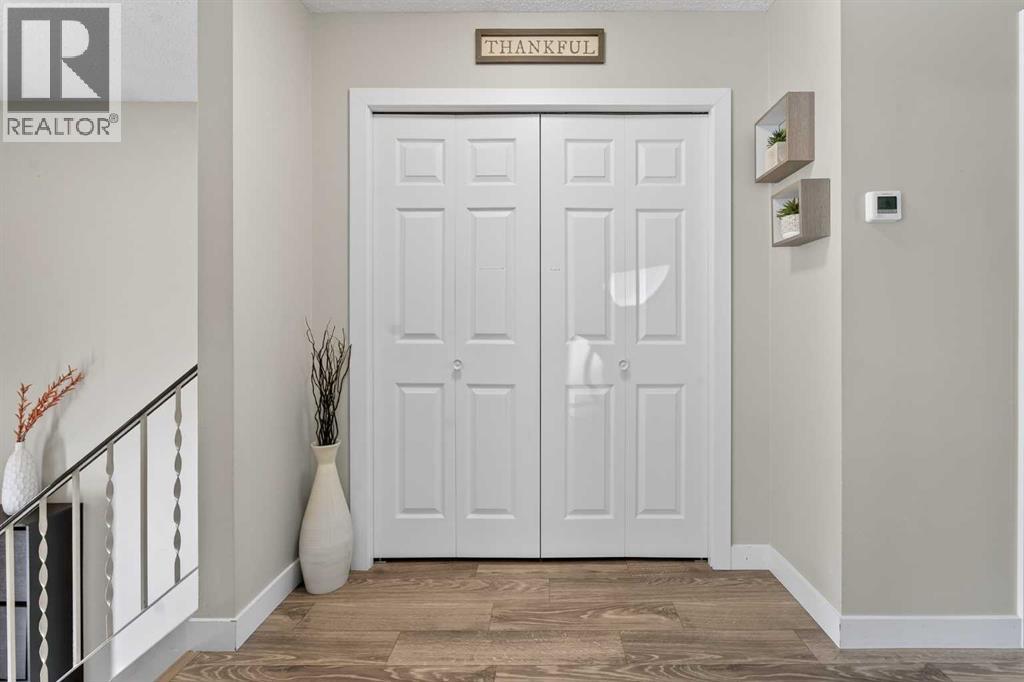 112 Iroquois Crescent W - Photo 5 of 33, Lethbridge, Alberta