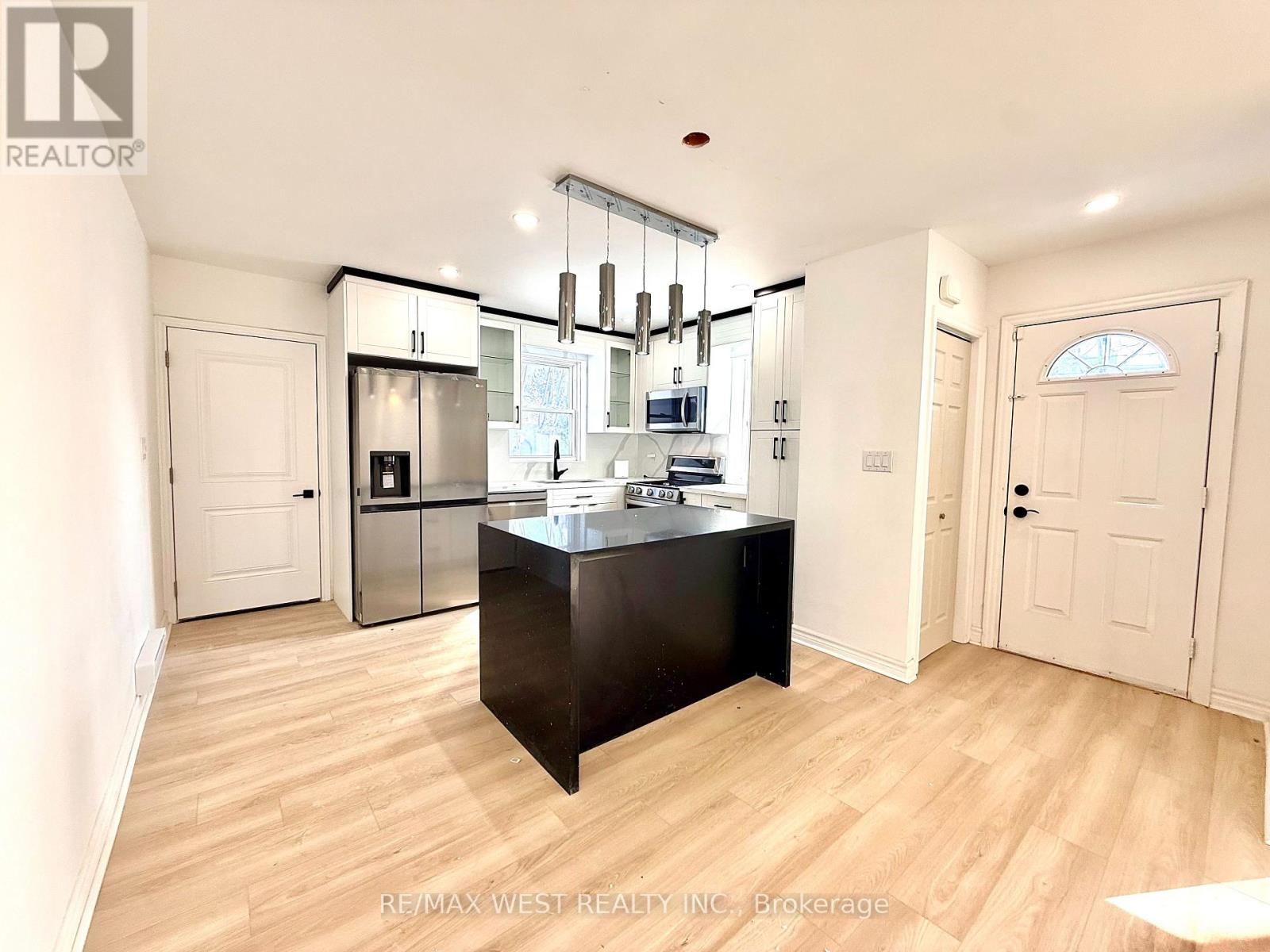 UPPER - 34 TOURAINE AVENUE