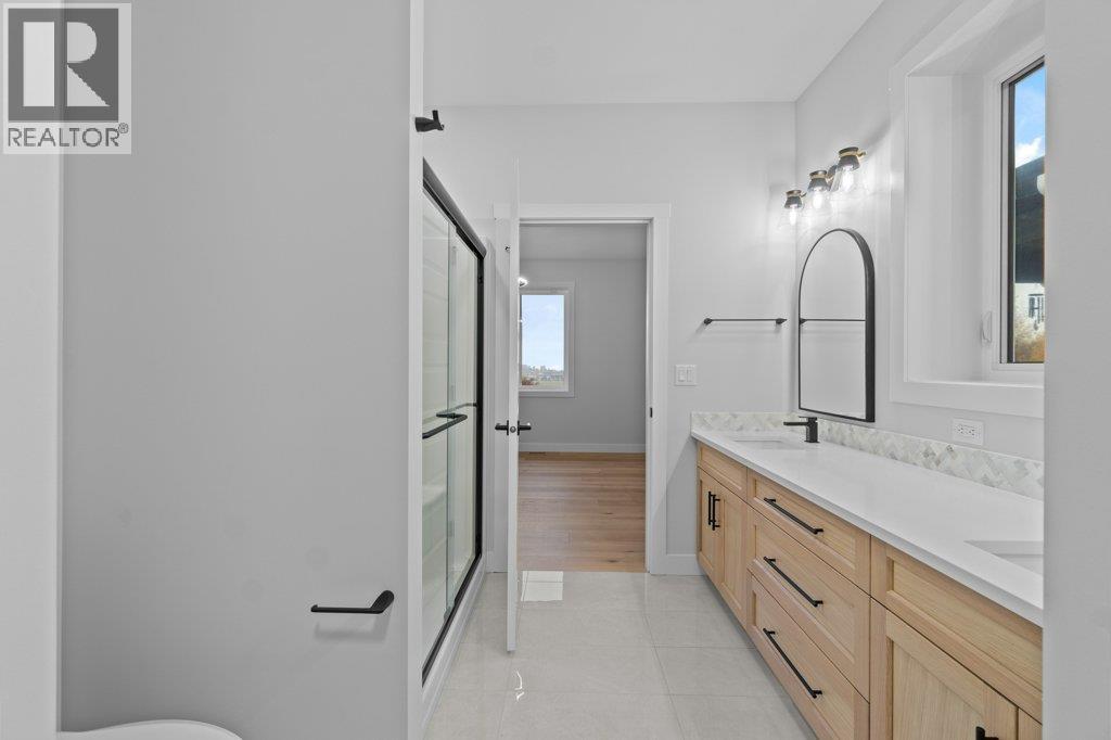 17 1840 10 Street Southwest, Salmon Arm