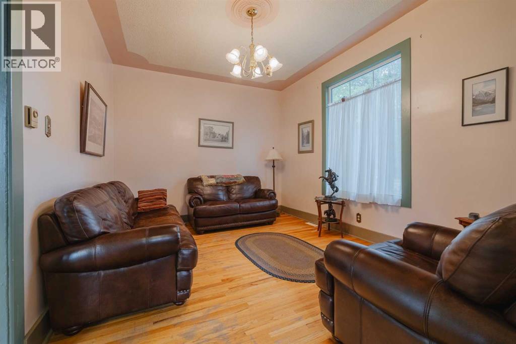 15 Elma Street W - Photo 4 of 33, Okotoks, Alberta