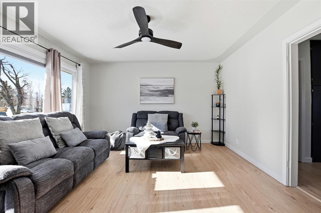 4006 51 Street - Photo 5 of 37, Red Deer, Alberta