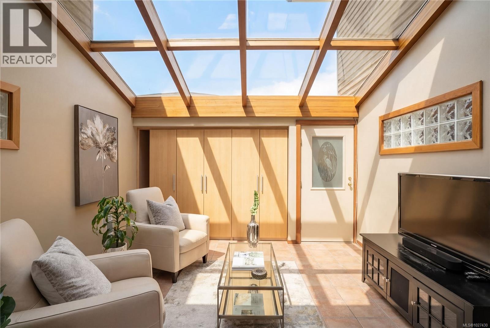  10680 Blue Heron Road, North Saanich