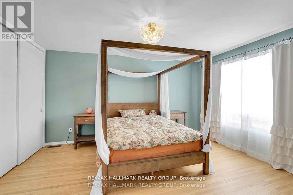 1712 PLAYFAIR DRIVE - 23