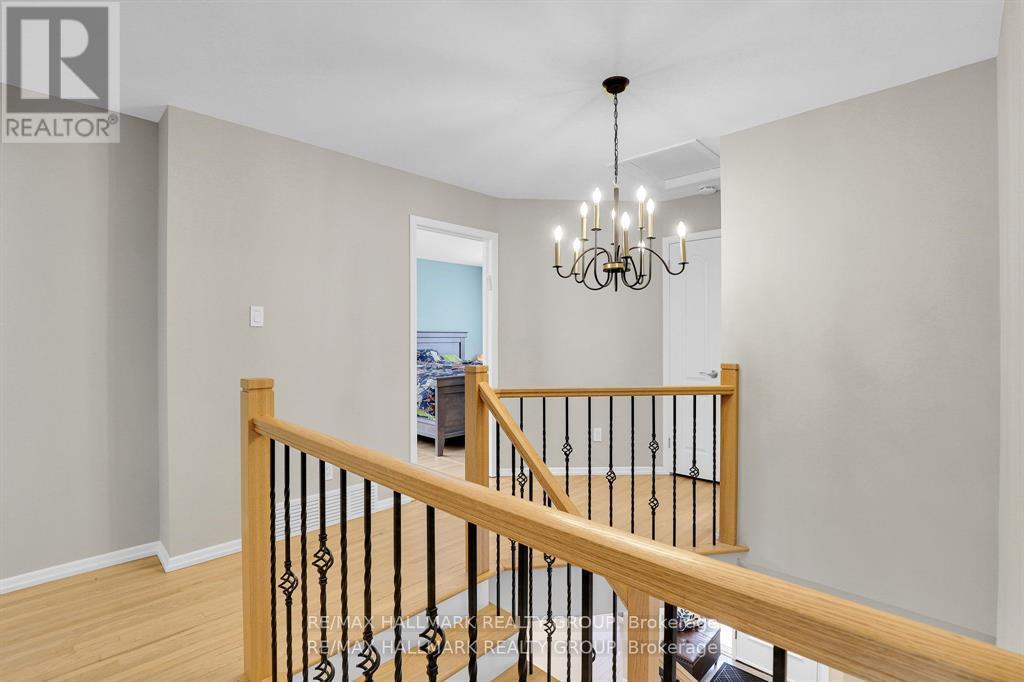 1712 PLAYFAIR DRIVE - 24