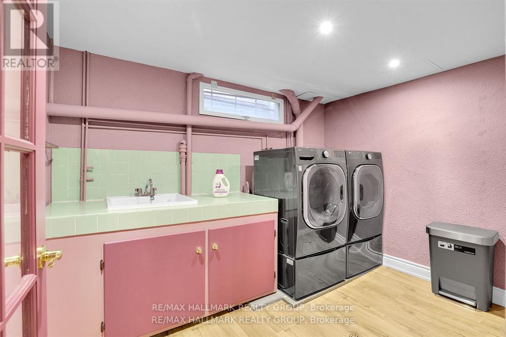 1712 PLAYFAIR DRIVE - 34