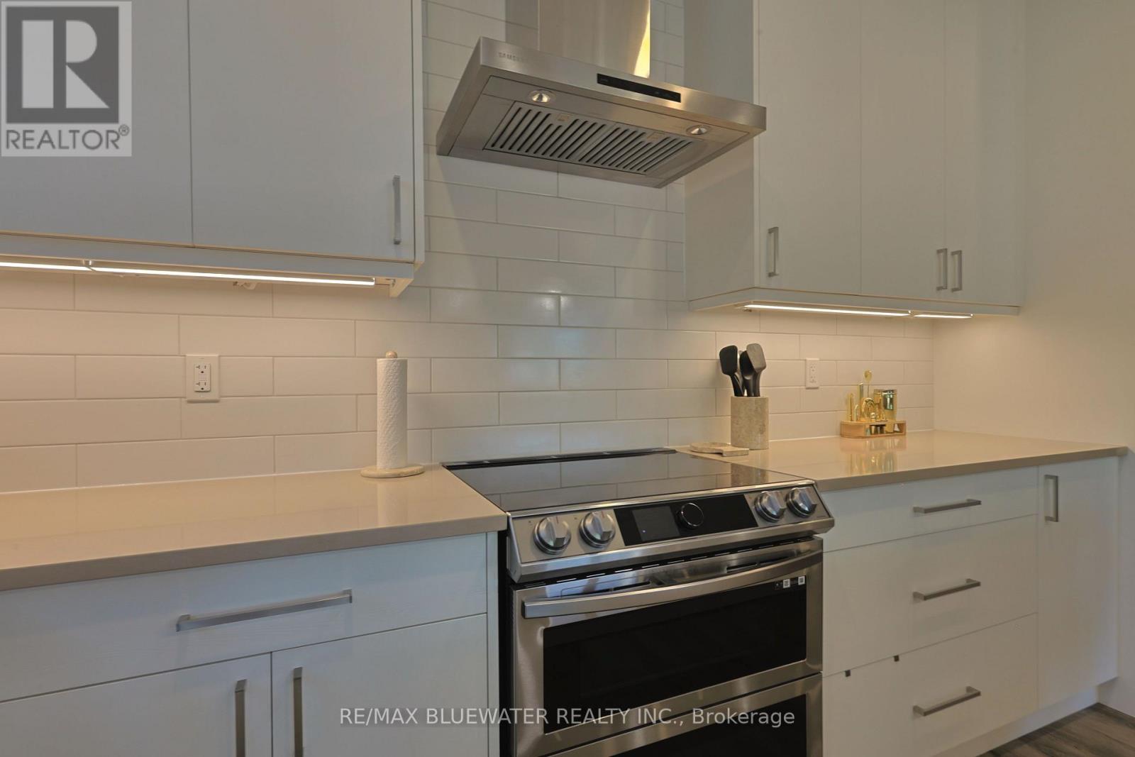 Single Family House Bungalow for Sale in  BROAD STREET North Middlesex (Parkhill) 