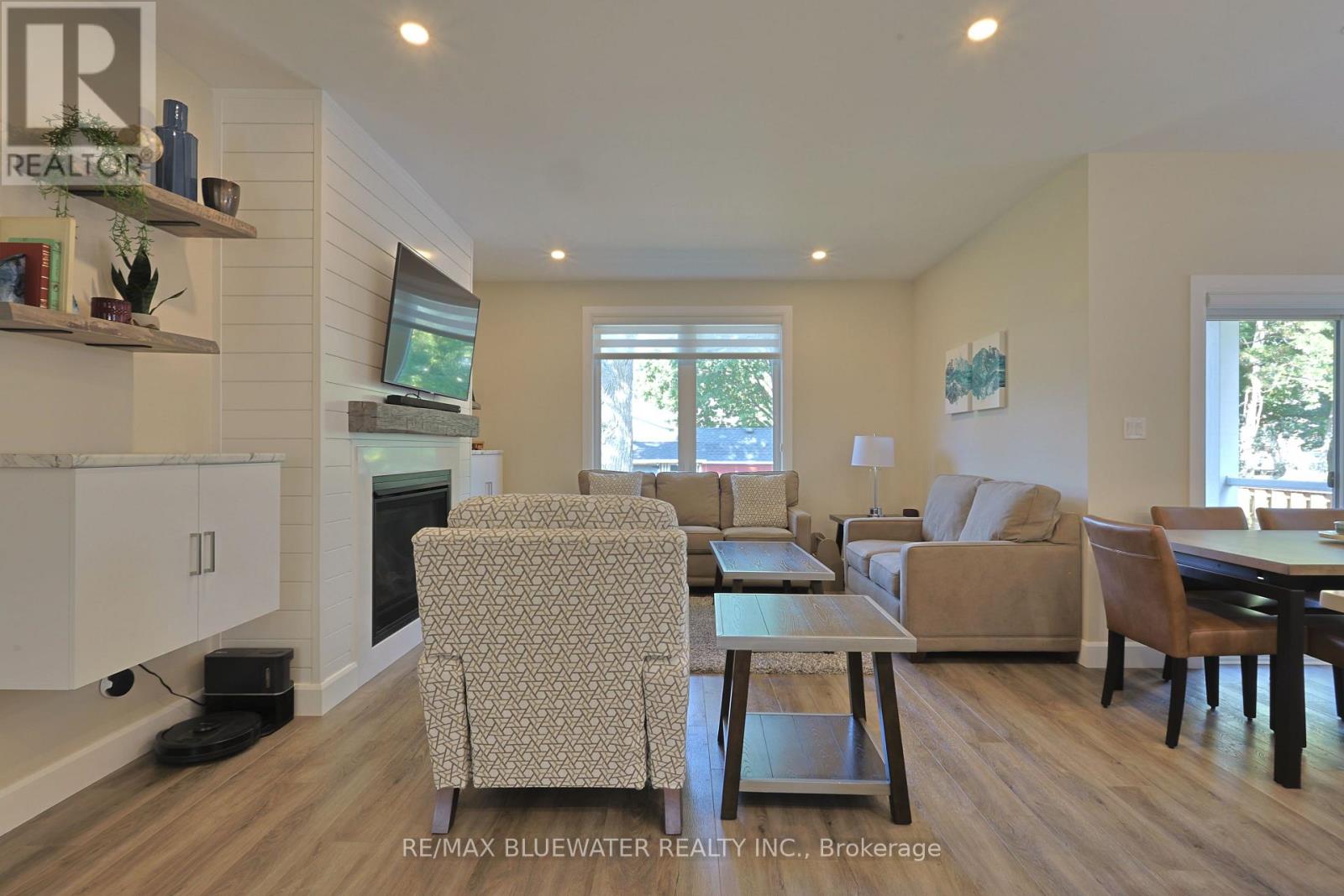 Single Family House Bungalow for Sale in  BROAD STREET North Middlesex (Parkhill) 