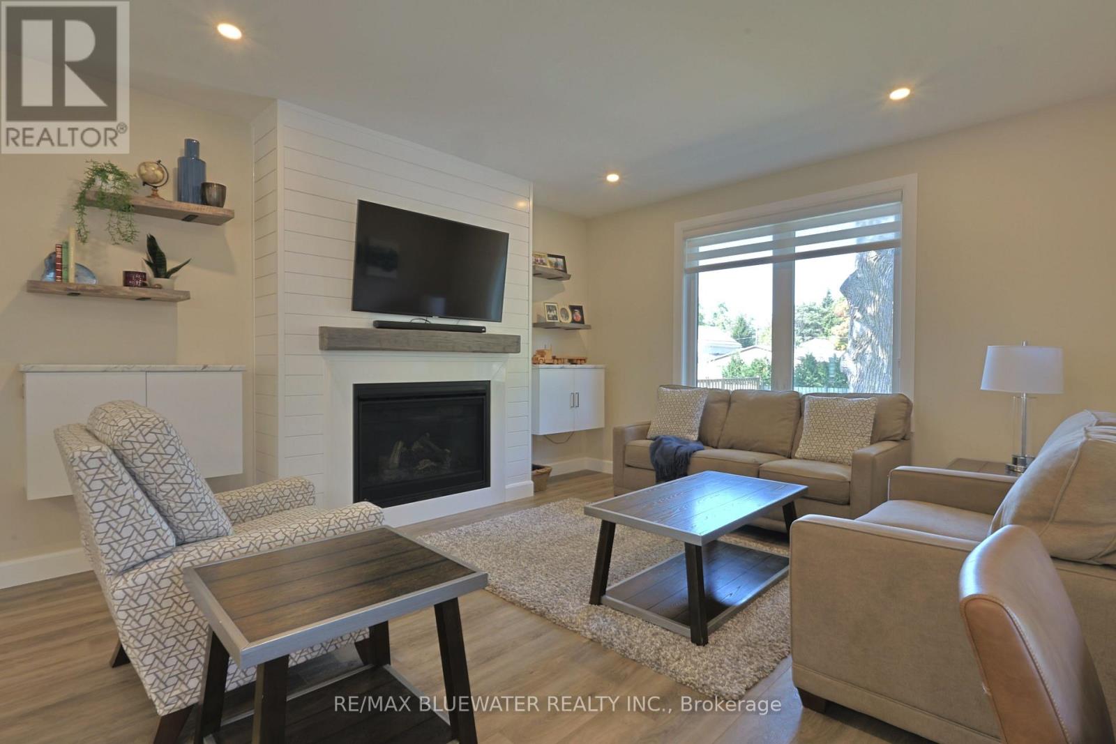 Single Family House Bungalow for Sale in  BROAD STREET North Middlesex (Parkhill) 