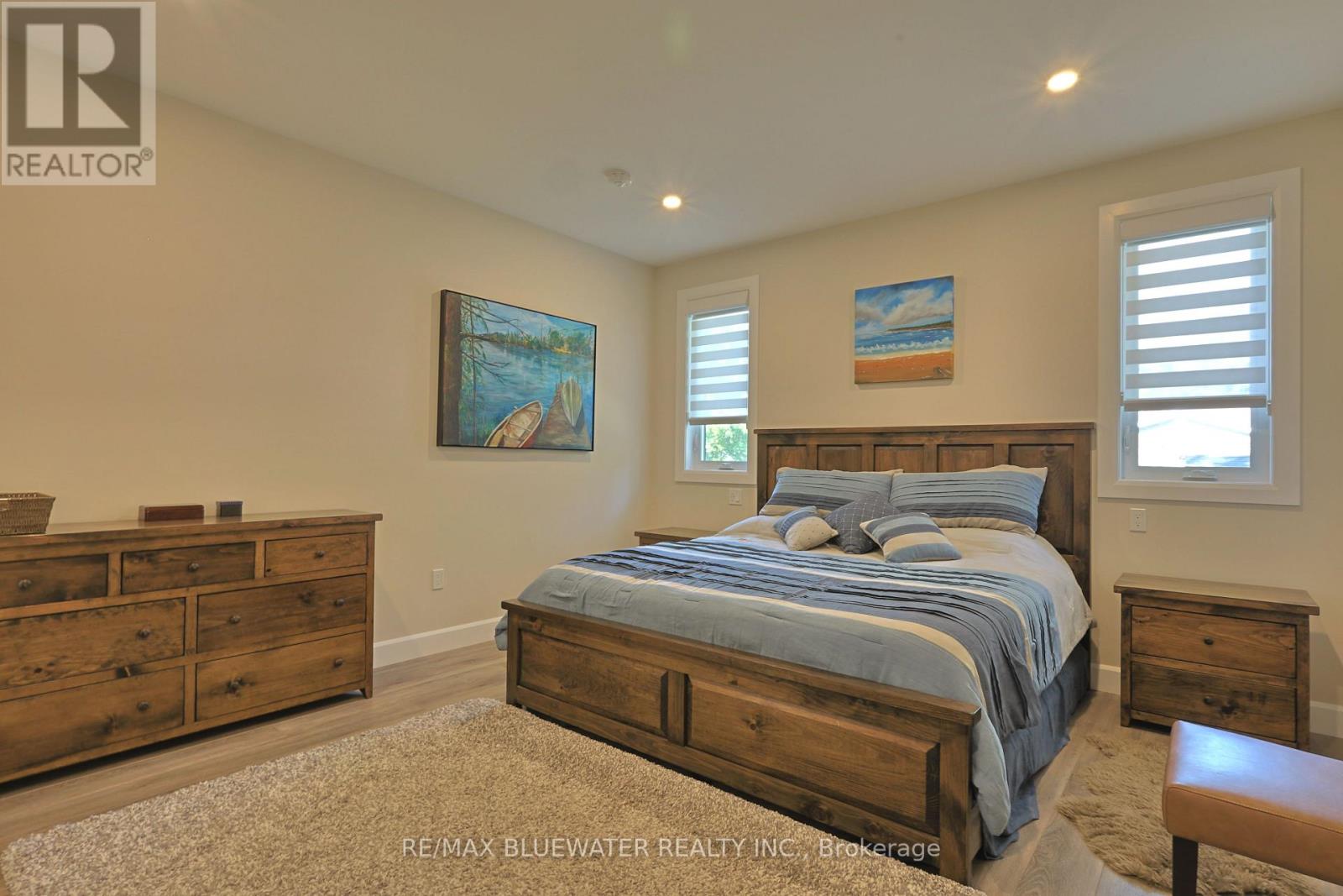 Single Family House Bungalow for Sale in  BROAD STREET North Middlesex (Parkhill) 