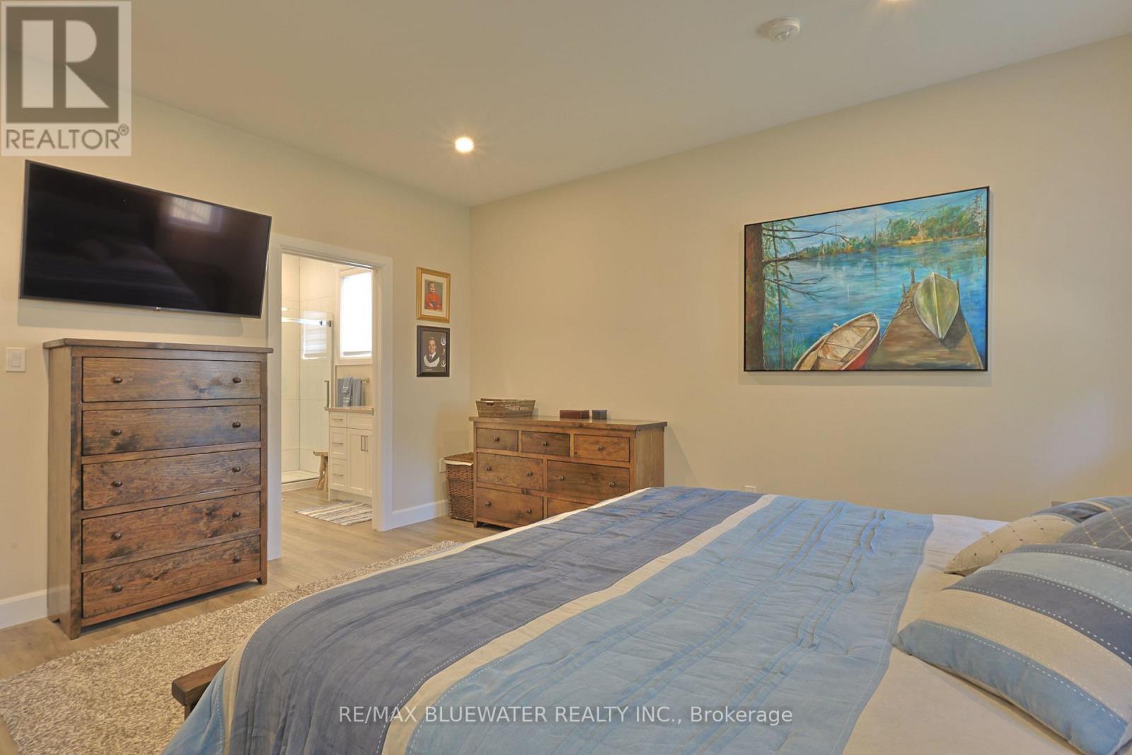 Single Family House Bungalow for Sale in  BROAD STREET North Middlesex (Parkhill) 