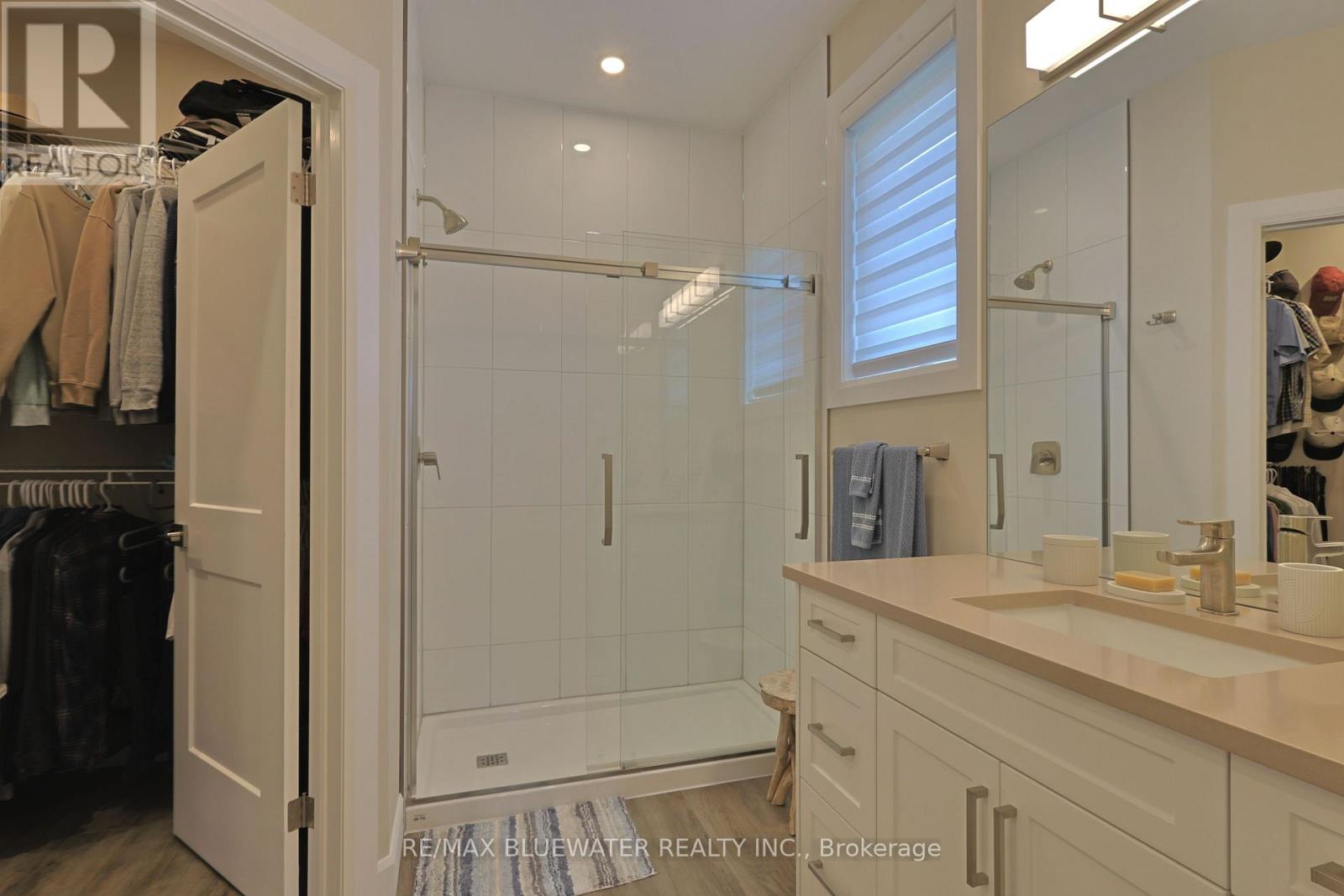 Single Family House Bungalow for Sale in  BROAD STREET North Middlesex (Parkhill) 