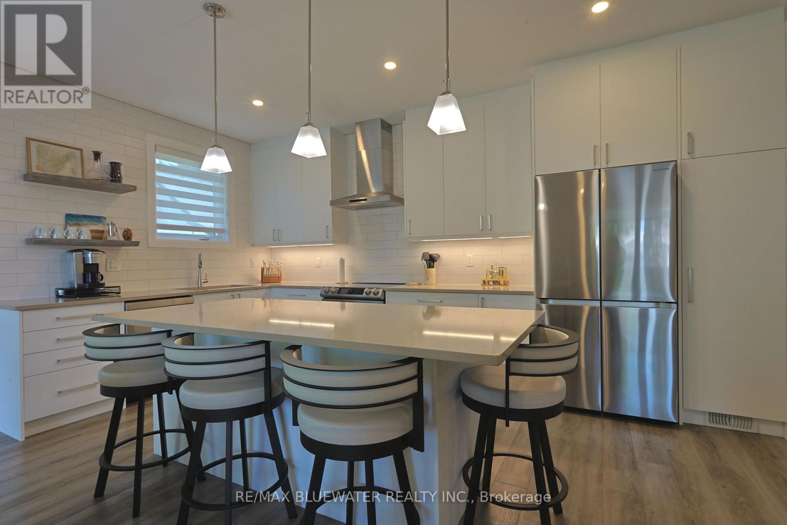 Single Family House Bungalow for Sale in  BROAD STREET North Middlesex (Parkhill) 