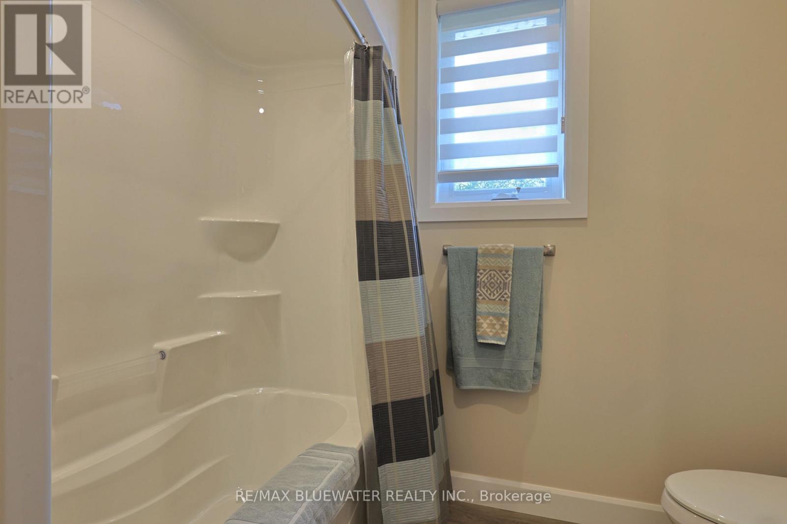 Single Family House Bungalow for Sale in  BROAD STREET North Middlesex (Parkhill) 