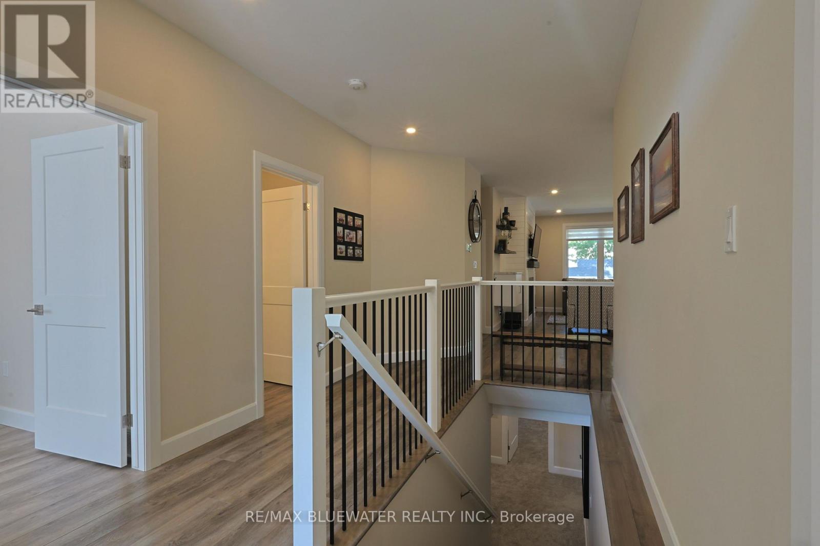 Single Family House Bungalow for Sale in  BROAD STREET North Middlesex (Parkhill) 