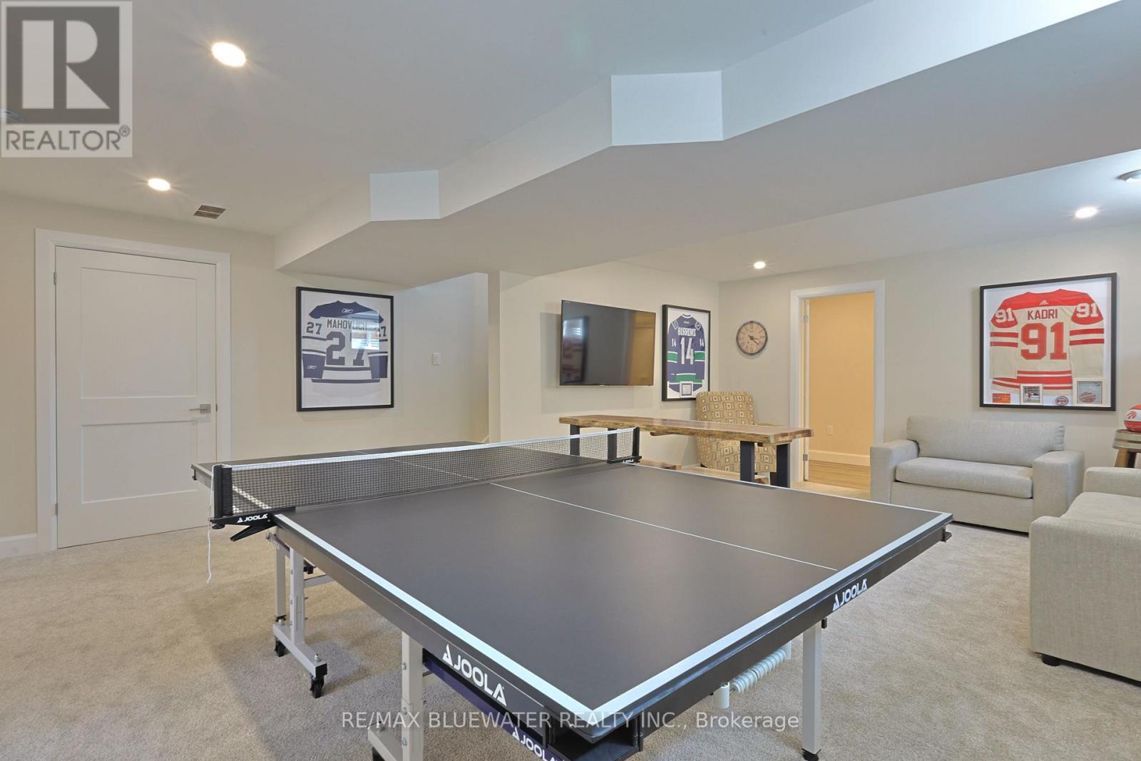 Single Family House Bungalow for Sale in  BROAD STREET North Middlesex (Parkhill) 