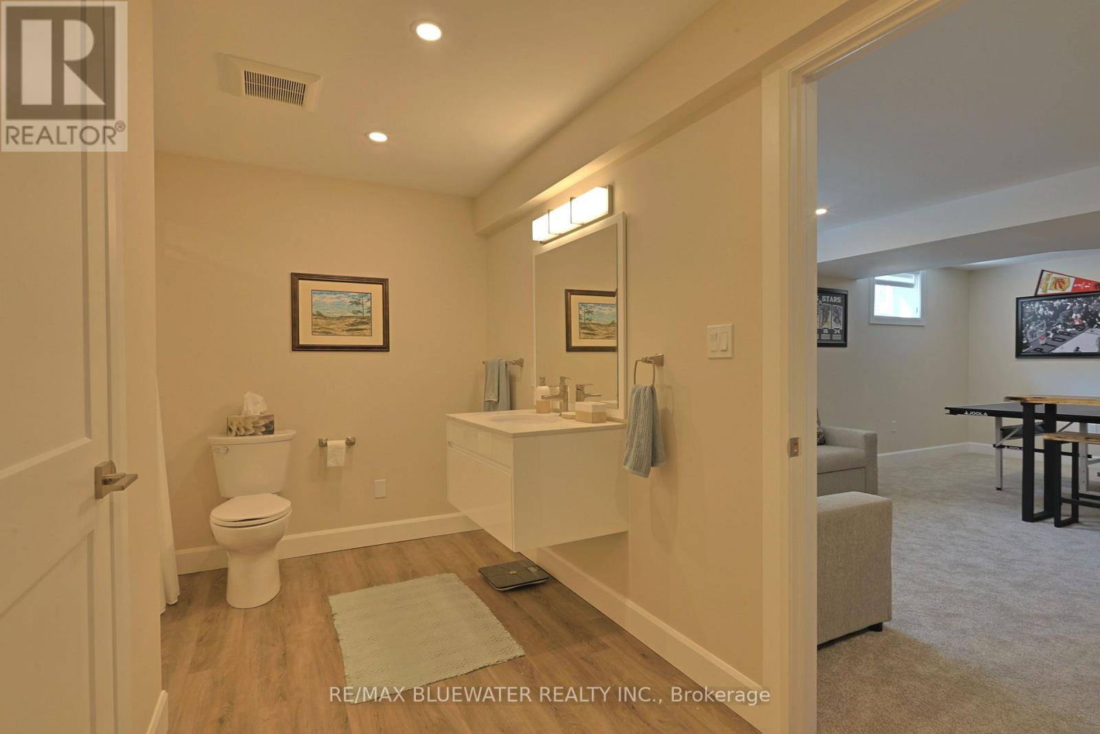 Single Family House Bungalow for Sale in  BROAD STREET North Middlesex (Parkhill) 