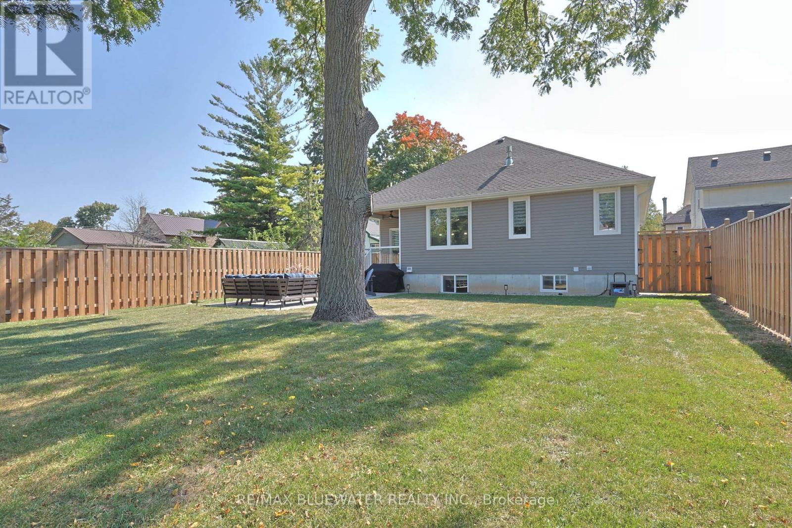 Single Family House Bungalow for Sale in  BROAD STREET North Middlesex (Parkhill) 