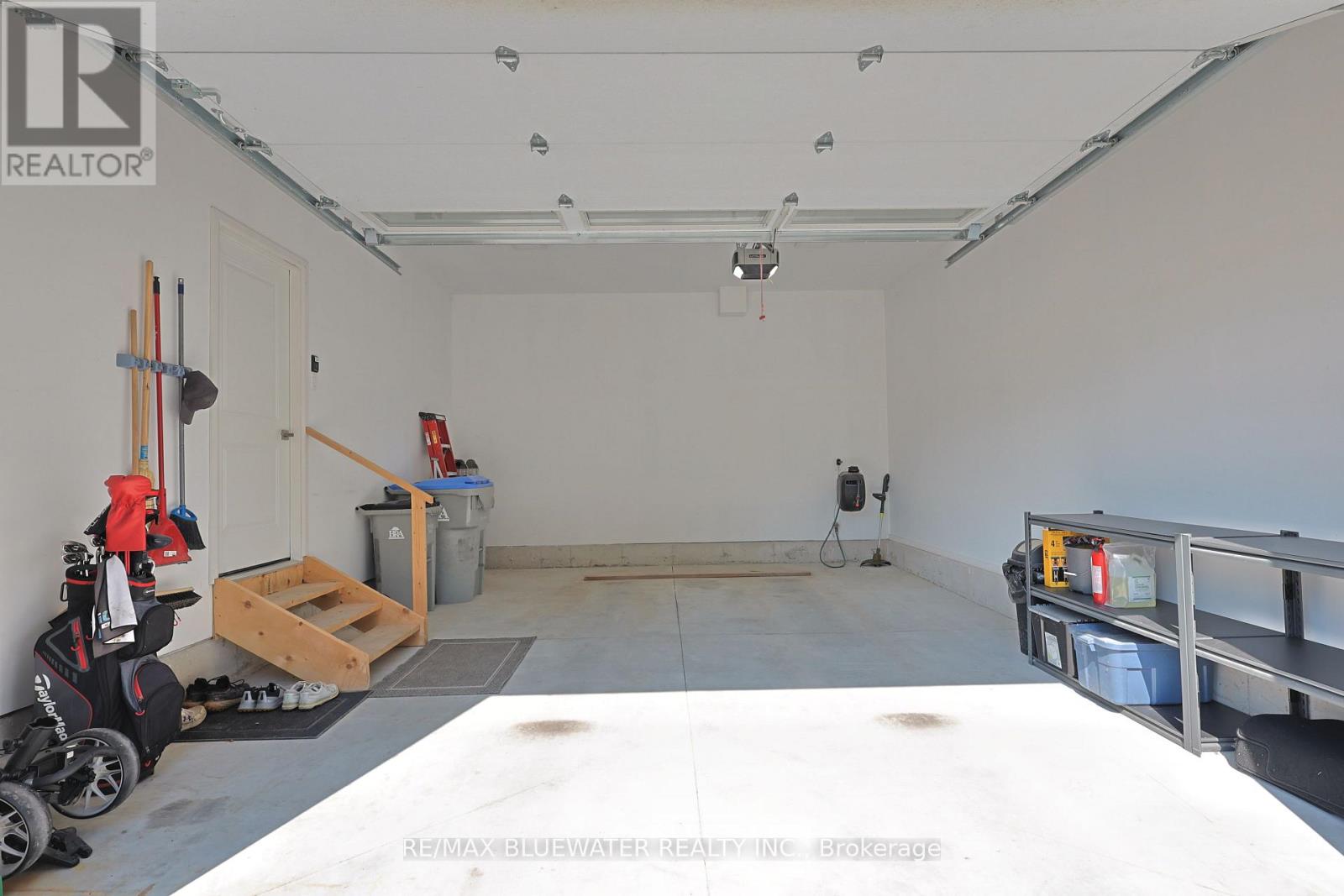 Single Family House Bungalow for Sale in  BROAD STREET North Middlesex (Parkhill) 