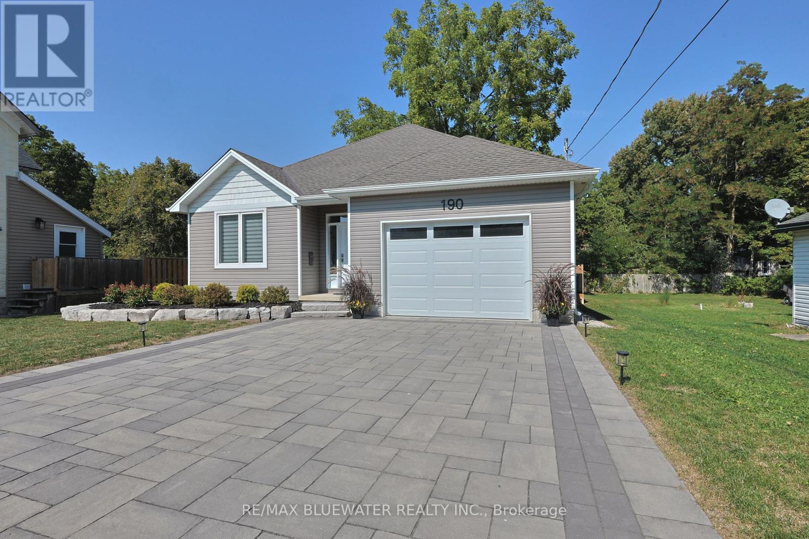 Single Family House Bungalow for Sale in  BROAD STREET North Middlesex (Parkhill) 