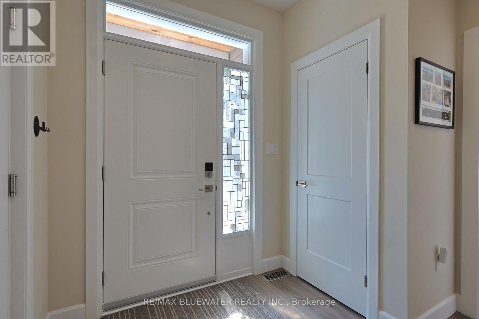 Single Family House Bungalow for Sale in  BROAD STREET North Middlesex (Parkhill) 