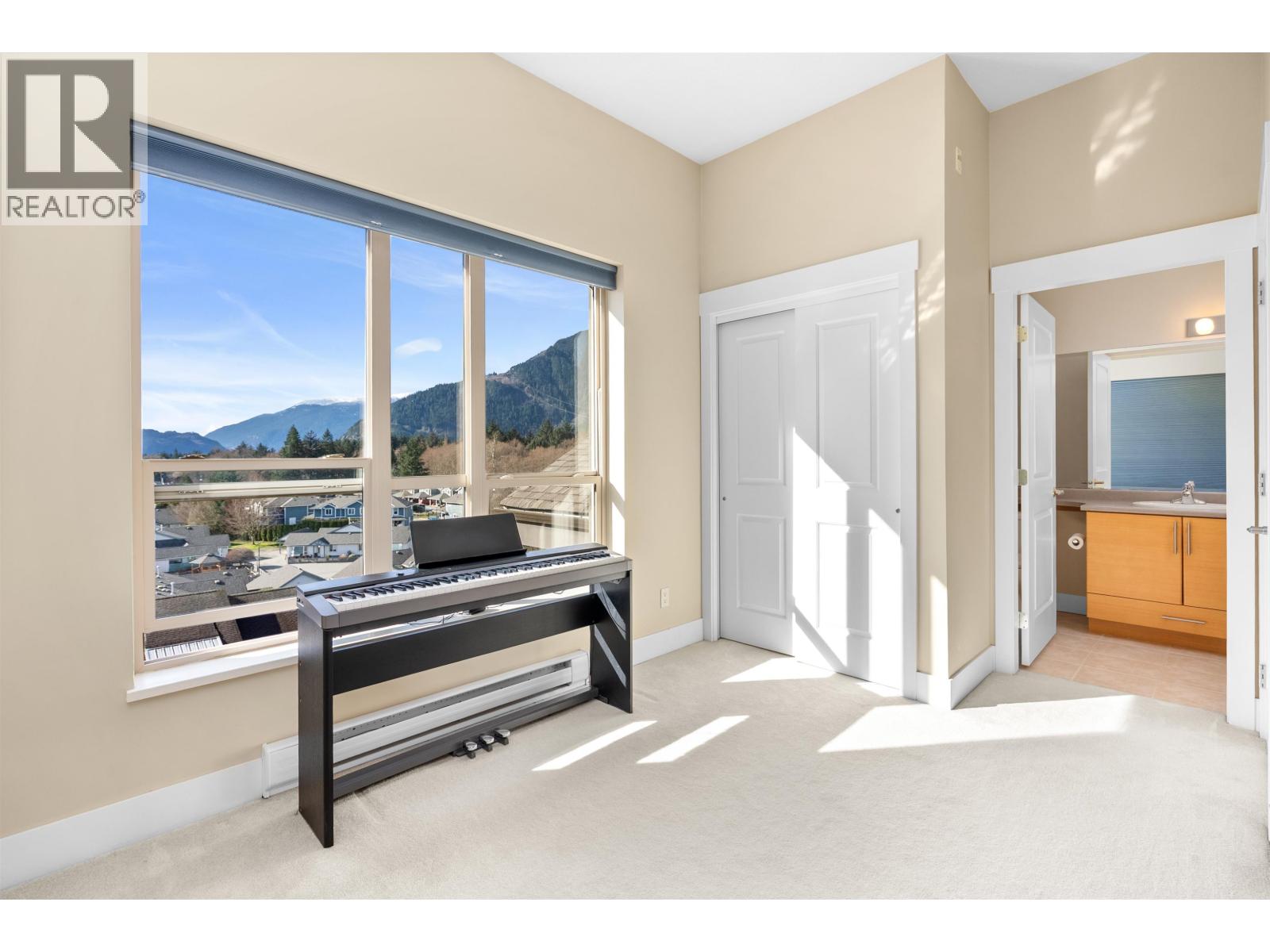 602 1211 VILLAGE GREEN WAY, Squamish