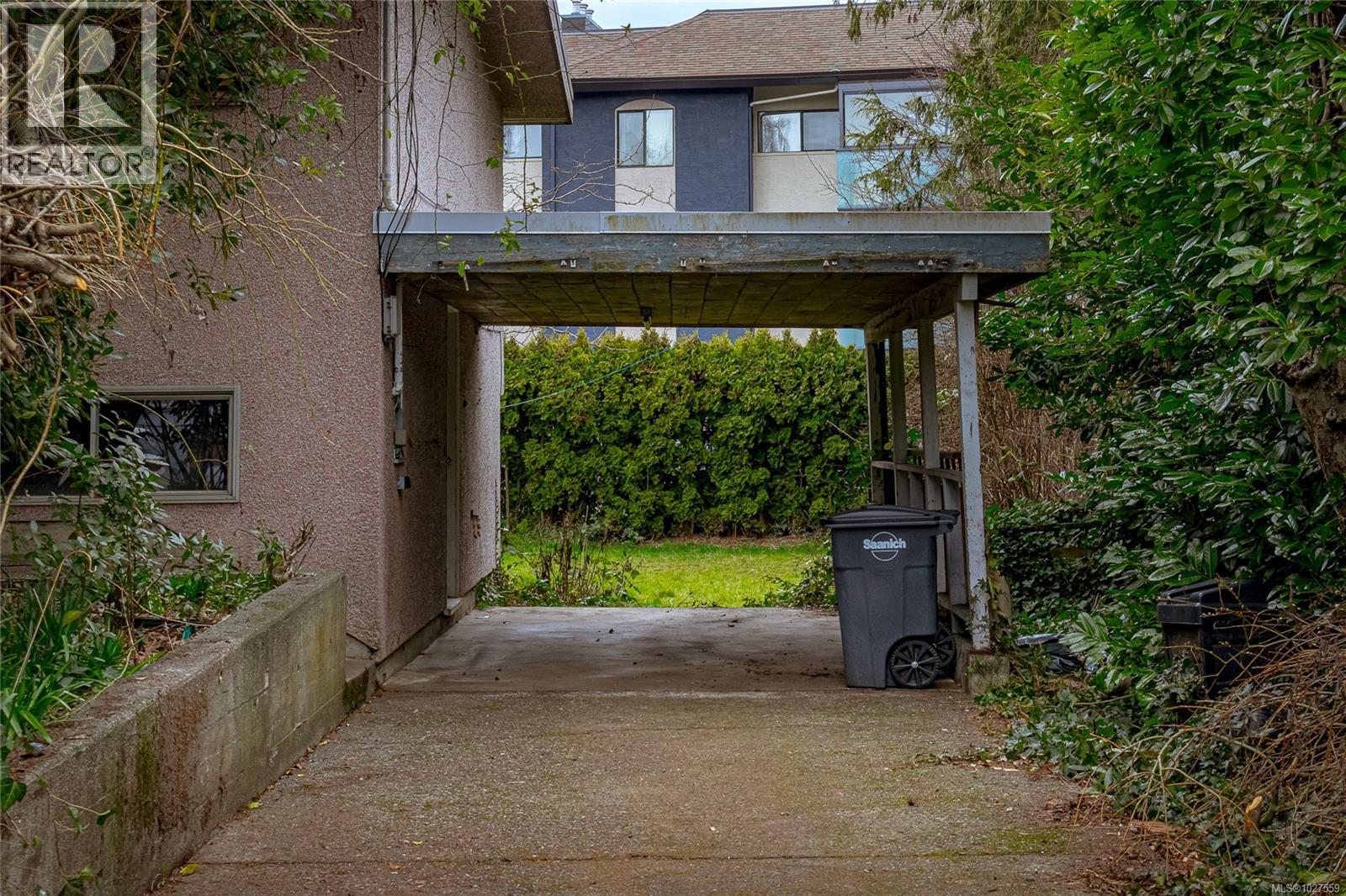  3903 Stockton Crescent, Saanich